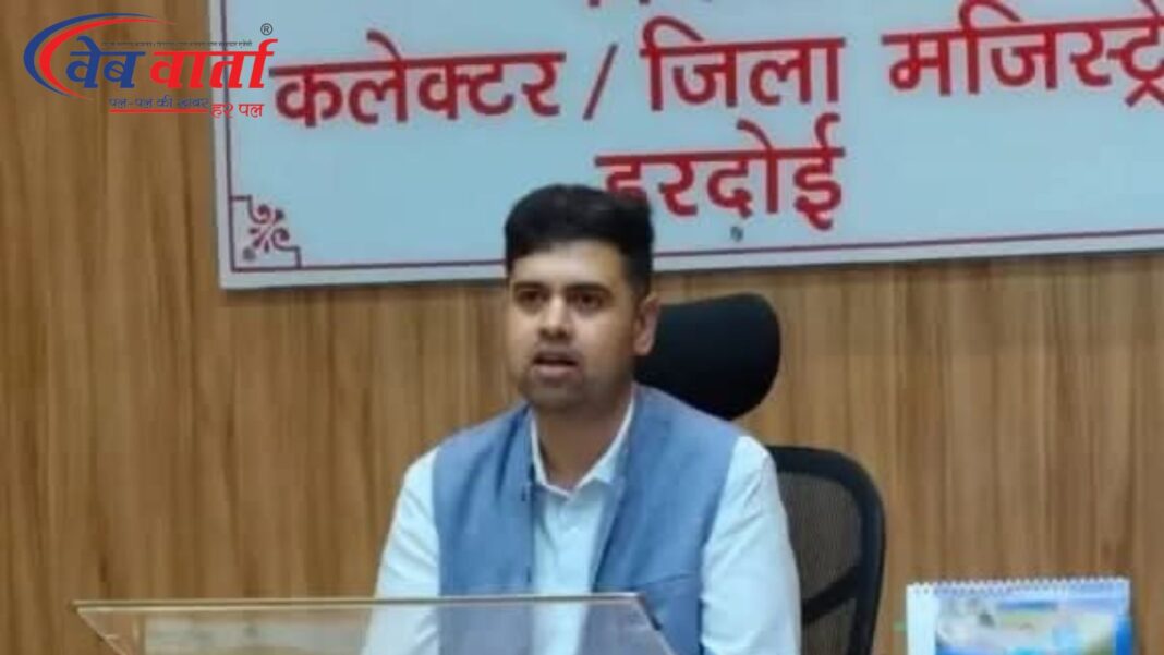 DM Hardoi Anunay Jha हरदोई में अवैध मदिरा विरोधी अभियान की बैठक