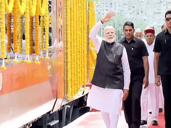 प्रधानमंत्री नरेंद्र मोदी बेंगलुरु KSR रेलवे स्टेशन से नई वंदे भारत ट्रेनों को हरी झंडी दिखाते हुए