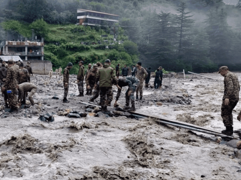 उत्तरकाशी आपदा में राहत कार्य करते सैनिक