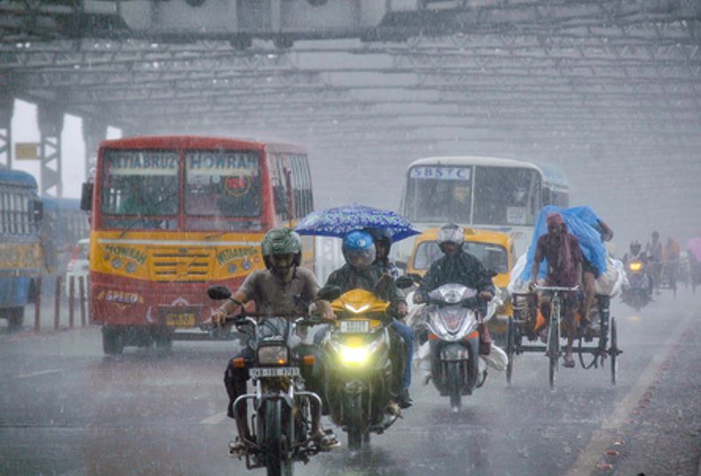 उत्तर बंगाल में भारी बारिश का दृश्य, पश्चिम बंगाल मौसम अपडेट