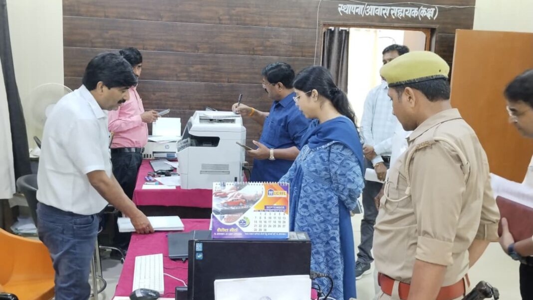 सीडीओ सान्या छाबड़ा टड़ियावां ब्लॉक का औचक निरीक्षण करते हुए