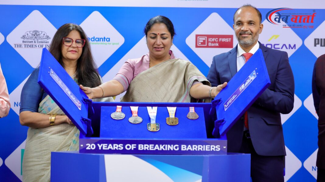 सीएम रेखा गुप्ता दिल्ली हाफ मैराथन के मेडल का अनावरण करती हुईं