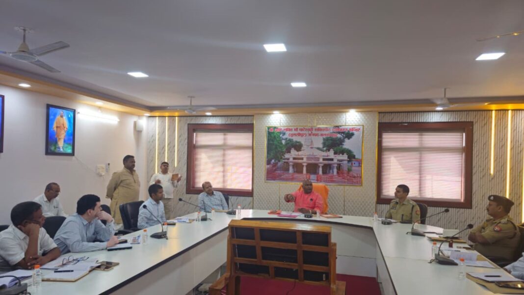 देवीपाटन मंदिर में शारदीय नवरात्रि मेला तैयारियों की बैठक, डीएम और एसपी उपस्थित