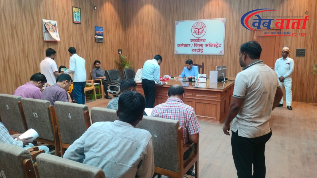 जिलाधिकारी हरदोई मत्स्य संपदा योजना की समीक्षा बैठक करते हुए