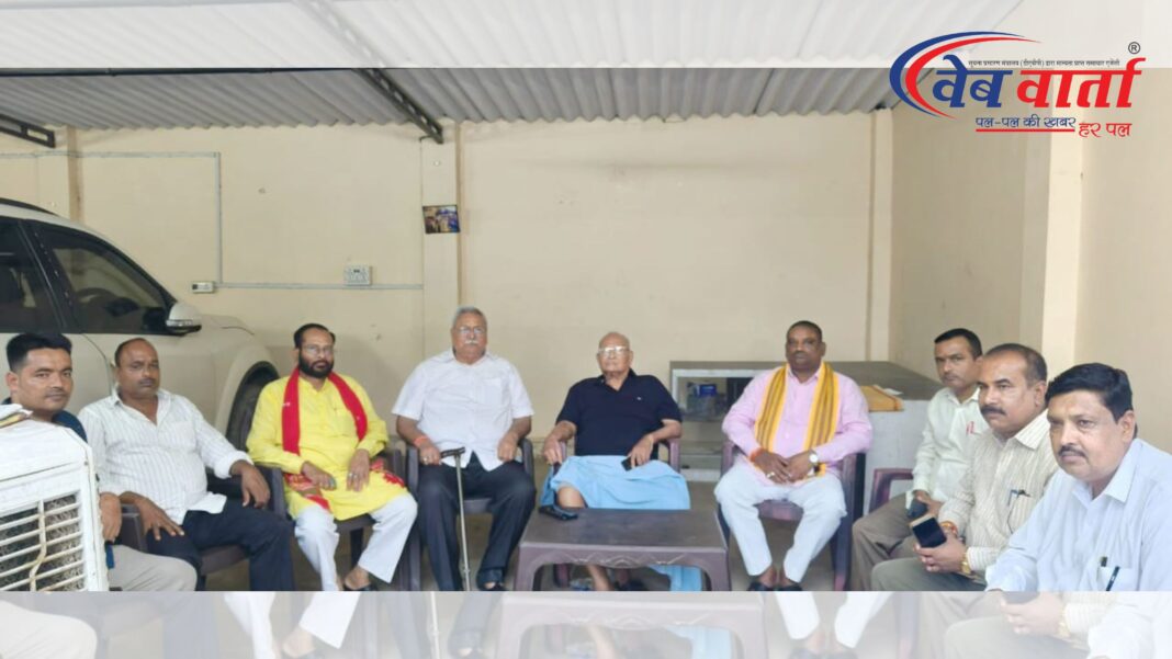 पूर्व मंत्री हनुमंत सिंह से स्वास्थ्य की जानकारी लेते जनप्रतिनिधि