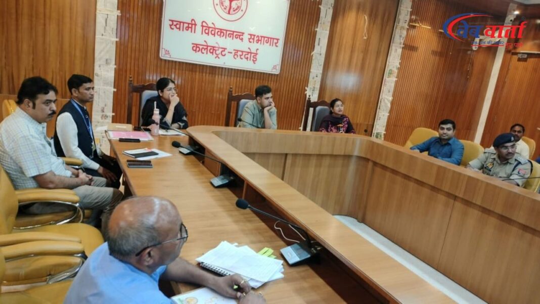 हरदोई डीएम अनुनय झा सड़क सुरक्षा बैठक की अध्यक्षता करते हुए