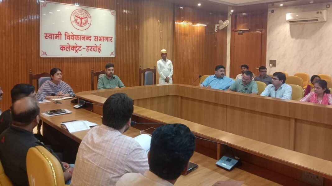 जिलाधिकारी हरदोई CSR समीक्षा बैठक करते हुए
