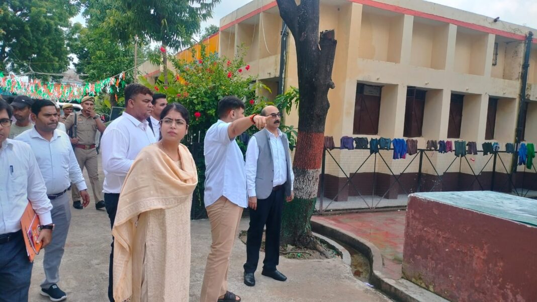 जिला जज संजीव शुक्ला और डीएम अनुनय झा बाल सम्प्रेक्षण गृह का निरीक्षण करते हुए