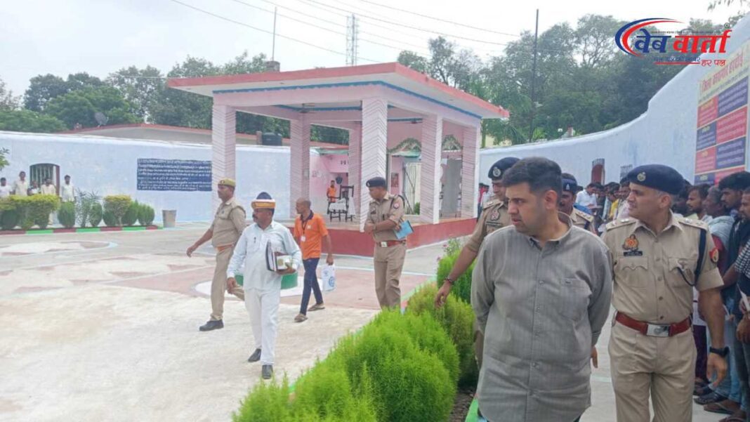 हरदोई में जिला कारागार का निरीक्षण करते डीएम अनुनय झा और एसपी नीरज कुमार जादौन
