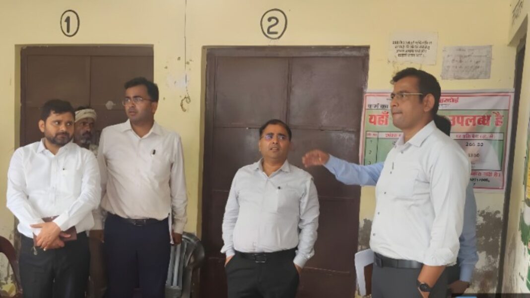 उत्तर प्रदेश सहकारिता विभाग के प्रमुख सचिव सौरभ बाबू हरदोई जिले में एक खाद वितरण केंद्र का निरीक्षण करते हुए