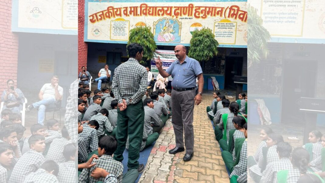 भिवानी में लैंगिक समानता सेमिनार में उपस्थित छात्र और शिक्षक