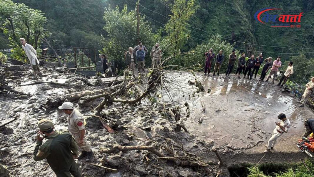 रियासी, जम्मू-कश्मीर में बादल फटने से प्रभावित माहौर इलाके में राहत कार्य करते कर्मी