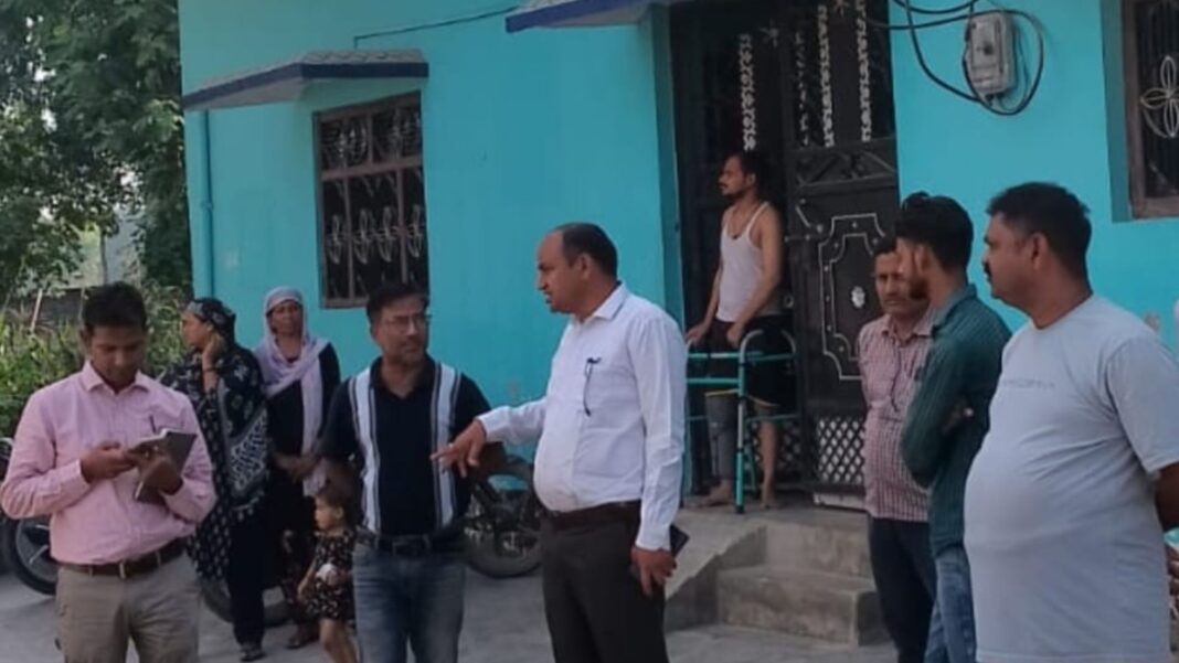 कुशीनगर में बिजली विभाग की चेकिंग टीम द्वारा कार्रवाई, बकायेदारों से 6 लाख की वसूली।