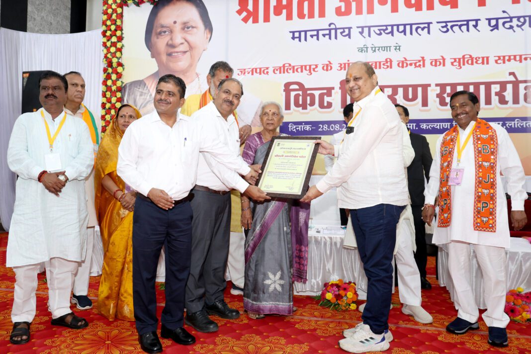 उत्तर प्रदेश राज्यपाल आनंदीबेन पटेल बजाज एनर्जी अधिकारियों को प्रशस्ति पत्र देते हुए