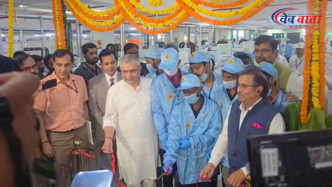 केंद्रीय मंत्री अश्विनी वैष्णव नोएडा में टेम्पर्ड ग्लास मैन्युफैक्चरिंग यूनिट का उद्घाटन करते हुए