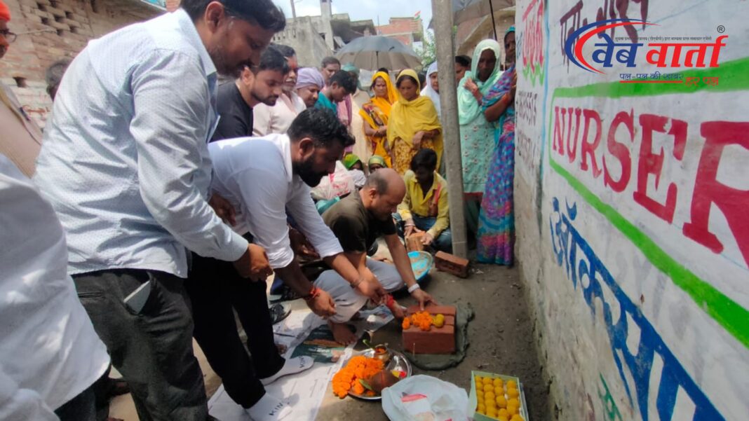 पडरौना नगर पालिका अध्यक्ष विनय जायसवाल आरसीसी रोड निर्माण कार्य का शुभारंभ करते हुए