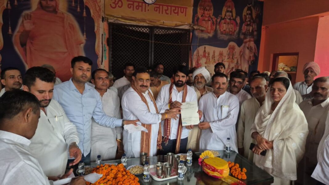 विधायक पवन खरखौदा द्वारा सिसाना गौशाला को अनुदान चैक सौंपते हुए