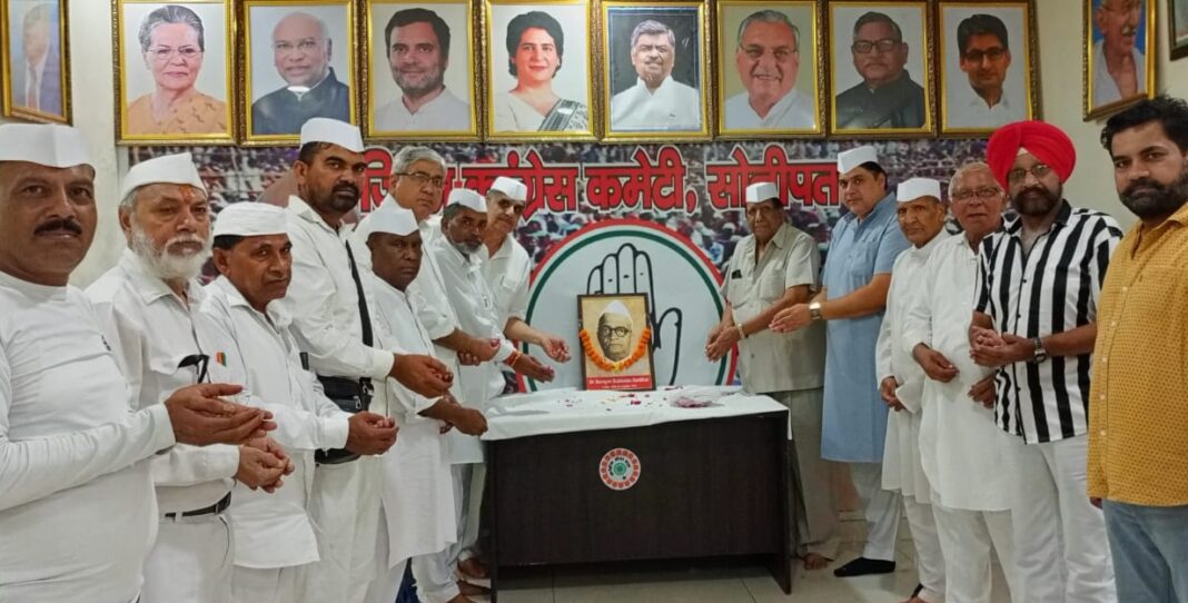 कांग्रेस सेवादल संस्थापक डॉ. एन.एस. हार्डीकर की पुण्यतिथि पर श्रद्धांजलि देते कांग्रेस नेता