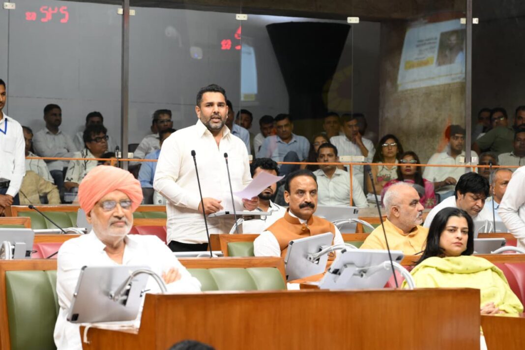 हरियाणा विधानसभा सत्र में सोनीपत विधायक निखिल मदान शहर की कॉलोनियों के वैधीकरण की मांग करते हुए