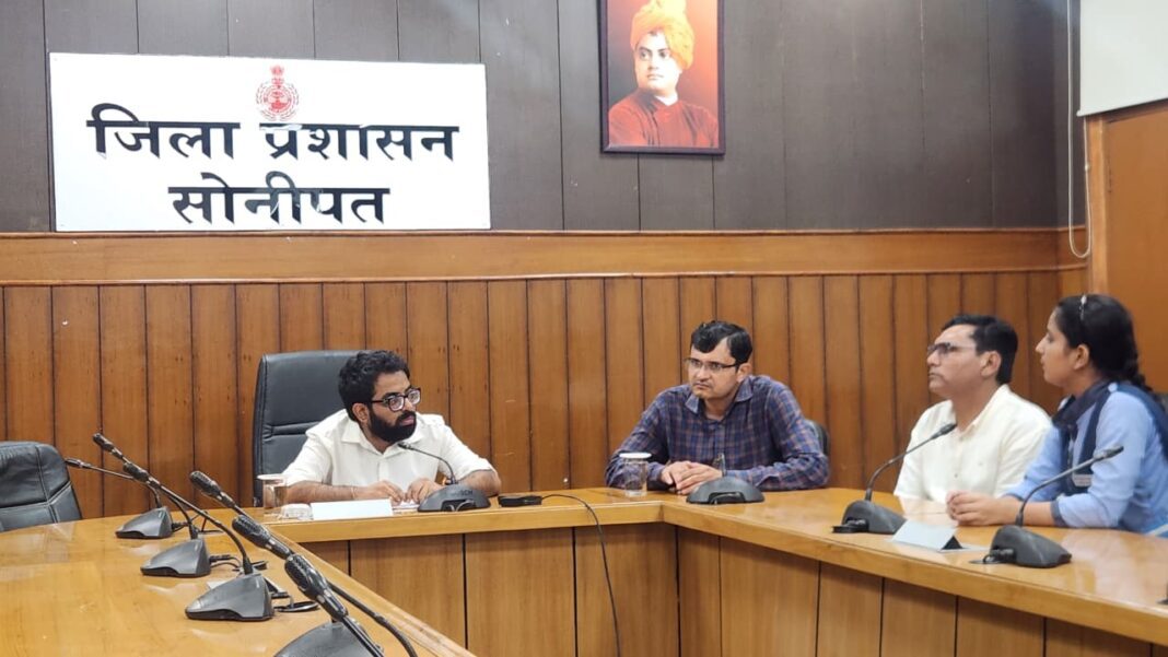 sonipat-students-familiarized सरकारी स्कूलों के विद्यार्थी प्रशासन से परिचय अभियान के दौरान सरकारी विभागों का दौरा करते हुए।