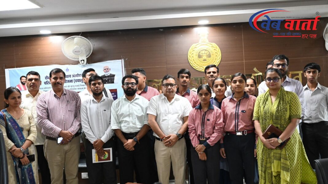 सोनीपत प्रशासन से परिचय अभियान में विद्यार्थियों को समाधान शिविर और ई-गवर्नेंस की जानकारी दी गई