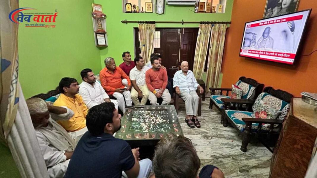 जटवाड़ा बूथ नंबर 1 पर कार्यकर्ताओं संग मन की बात सुनते विधायक निखिल मदान