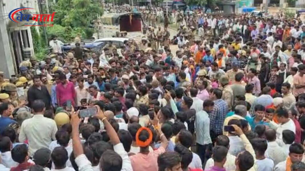 Agitation-image हरदोई के शाहाबाद में पुलिस हिरासत में रवि राजपूत की मौत के बाद थाने के बाहर प्रदर्शन करते ग्रामीण