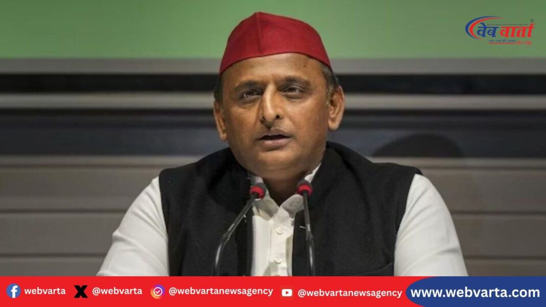 अखिलेश यादव ने लखनऊ में प्रेस कॉन्फ्रेंस में भाजपा सरकार पर शिक्षा व्यवस्था बर्बाद करने का आरोप लगाया