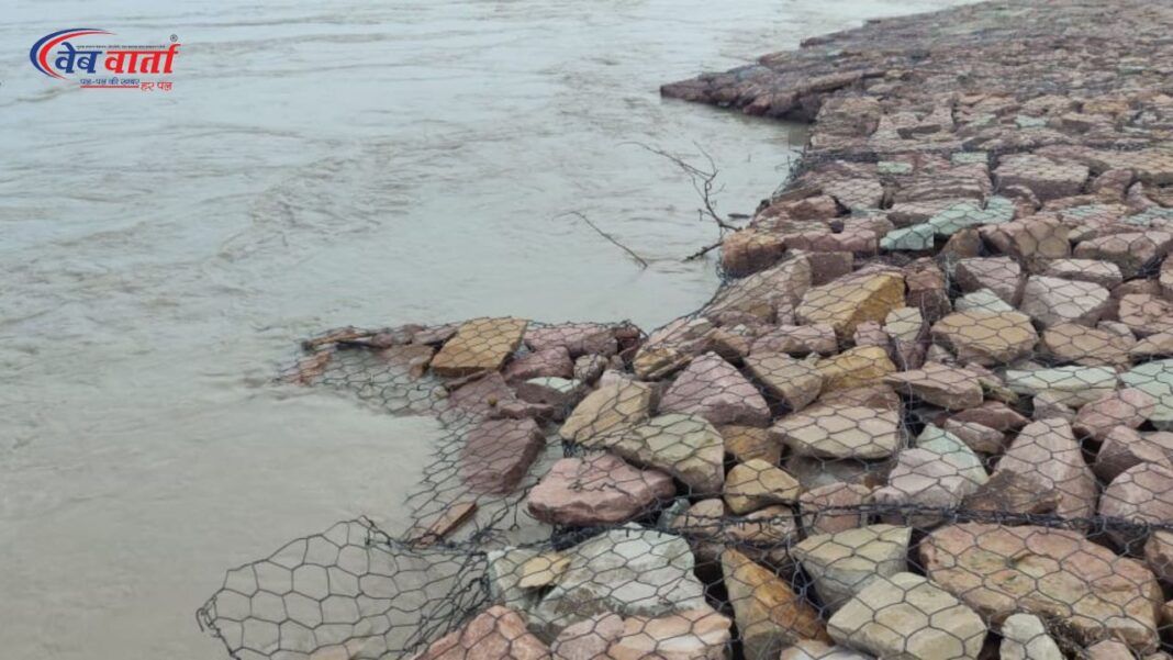 कुशीनगर में गंडक नदी के बढ़ते जलस्तर से छितौनी बांध पर दबाव