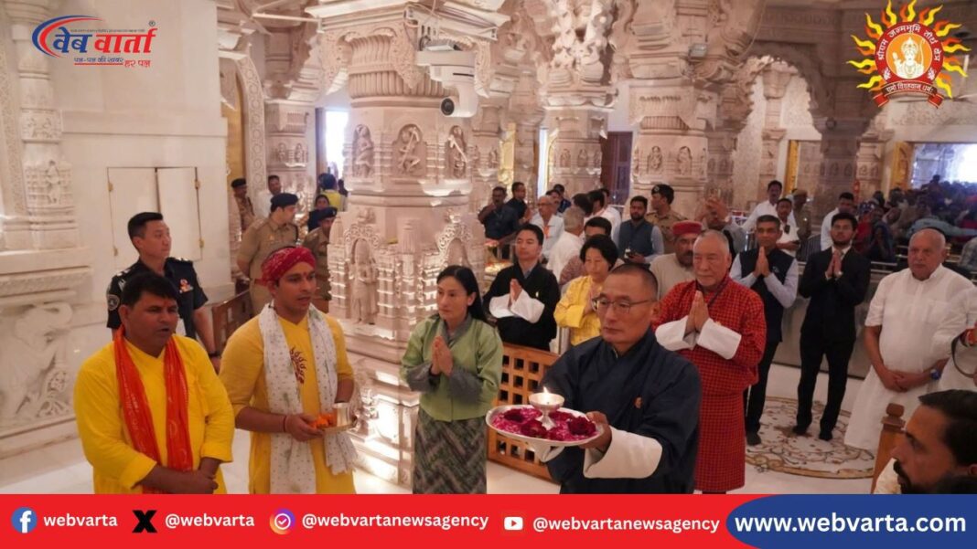 भूटान के प्रधानमंत्री दाशो शेरिंग तोबगे अयोध्या में श्री राम जन्मभूमि मंदिर में पूजा करते हुए