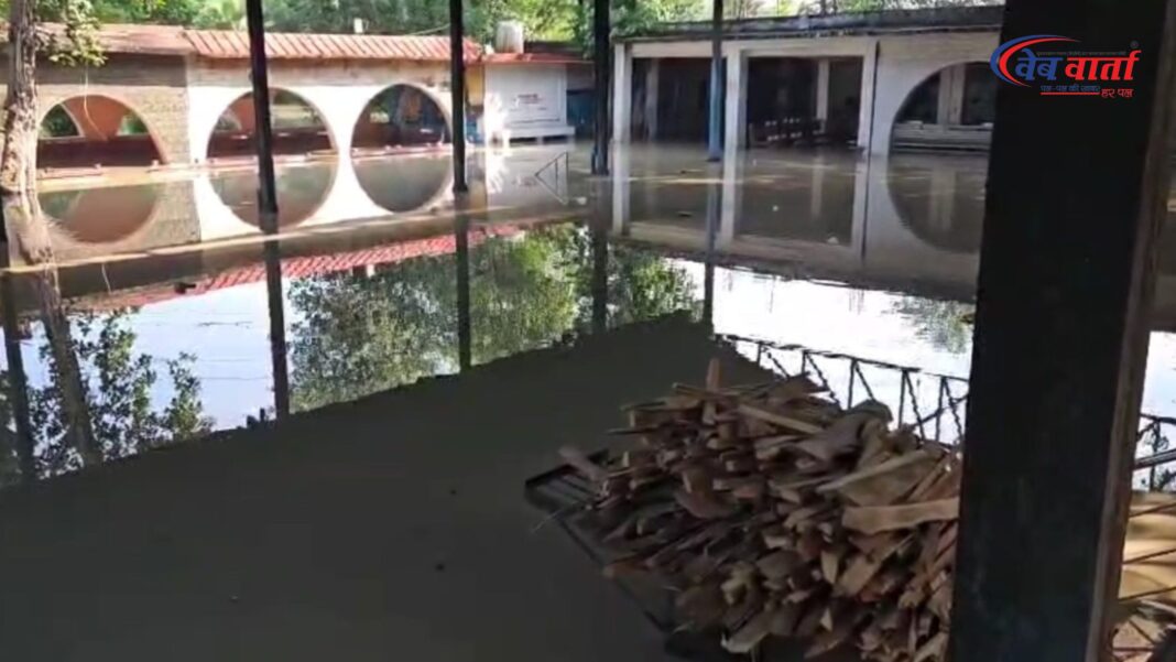 दिल्ली में गीता कॉलोनी श्मशान घाट में यमुना का पानी, बाढ़ प्रभावित क्षेत्र