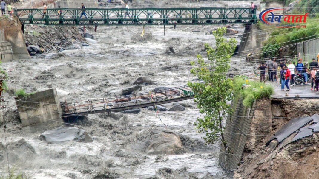 Himanchal Flood हिमाचल प्रदेश में बाढ़ प्रभावित इलाका, जहां सड़कें और घर पानी में डूबे हुए हैं