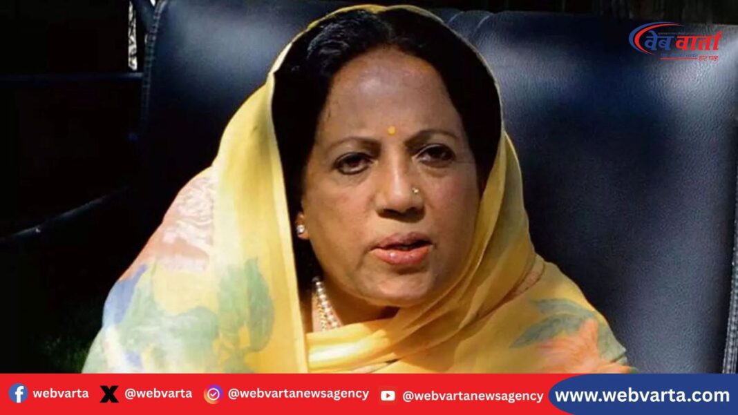 Pratibha Singh हिमाचल प्रदेश में आपदा प्रभावित क्षेत्रों के दौरे पर चर्चा करतीं कांग्रेस अध्यक्ष प्रतिभा सिंह