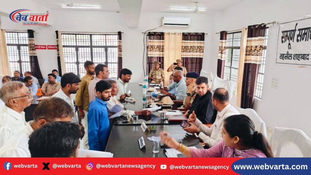 जिलाधिकारी अनुनय झा अधिकारियों के साथ समाधान दिवस में निर्देश देते हुए