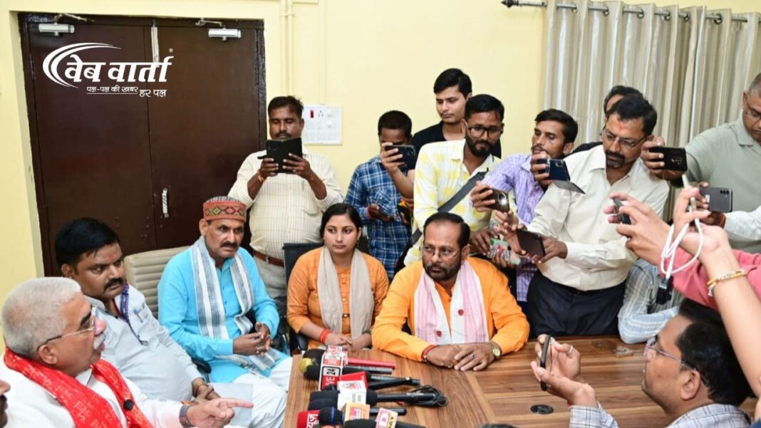 balrampur-minister-rakesh-sachan-gst-reform-navratri-vehicle-discount-education-health बलरामपुर में राकेश सचान GST रिफॉर्म प्रेस वार्ता