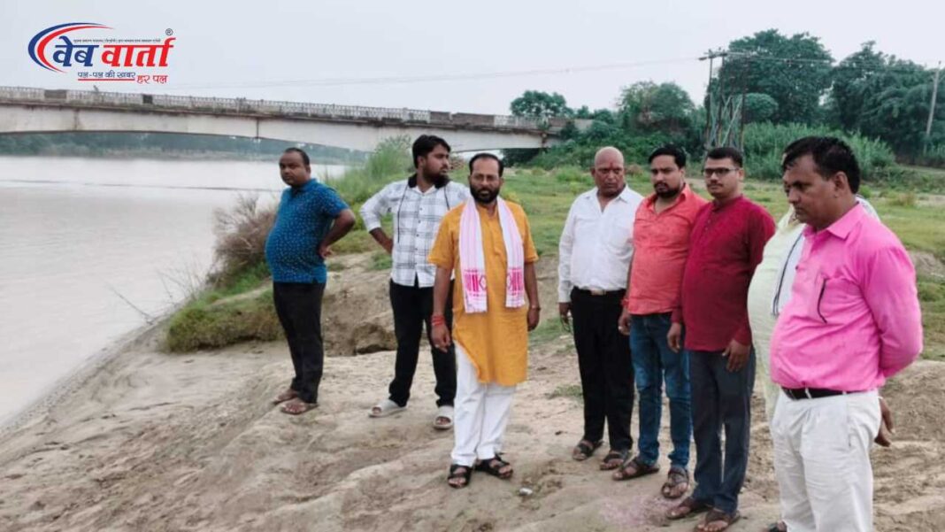 बलरामपुर के राप्ती घाट पर श्री गणेश प्रतिमा विसर्जन स्थल का निरीक्षण करते अधिकारी