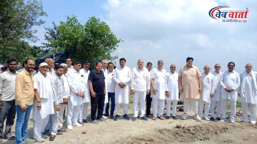 congress-demand-compensation-yamuna-flood-damage सोनीपत में यमुना किनारे बसे गांवों का दौरा करते कांग्रेस नेता संजीव दहिया और कमल दीवान