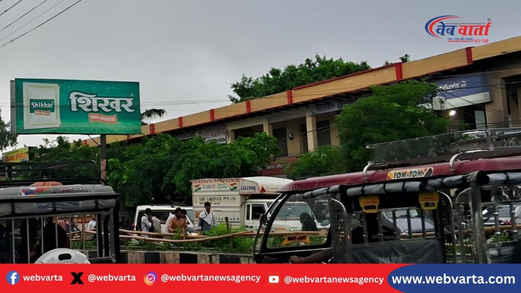 एटा में एनएच-91 पर दिशा सूचक बोर्ड पर अवैध पान मसाला होर्डिंग्स