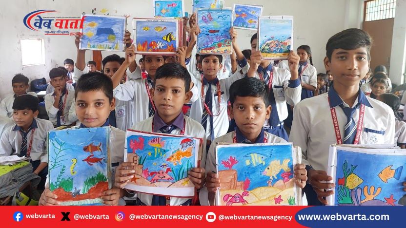 हरदोई श्री डाल सिंह स्कूल में जलजीव चित्रण कला प्रतियोगिता में छात्रों की पेंटिंग्स