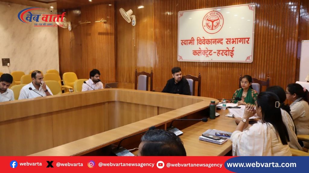 हरदोई DM अनुनय झा की स्टार संदर्भ समीक्षा बैठक, शिकायत निस्तारण निर्देश
