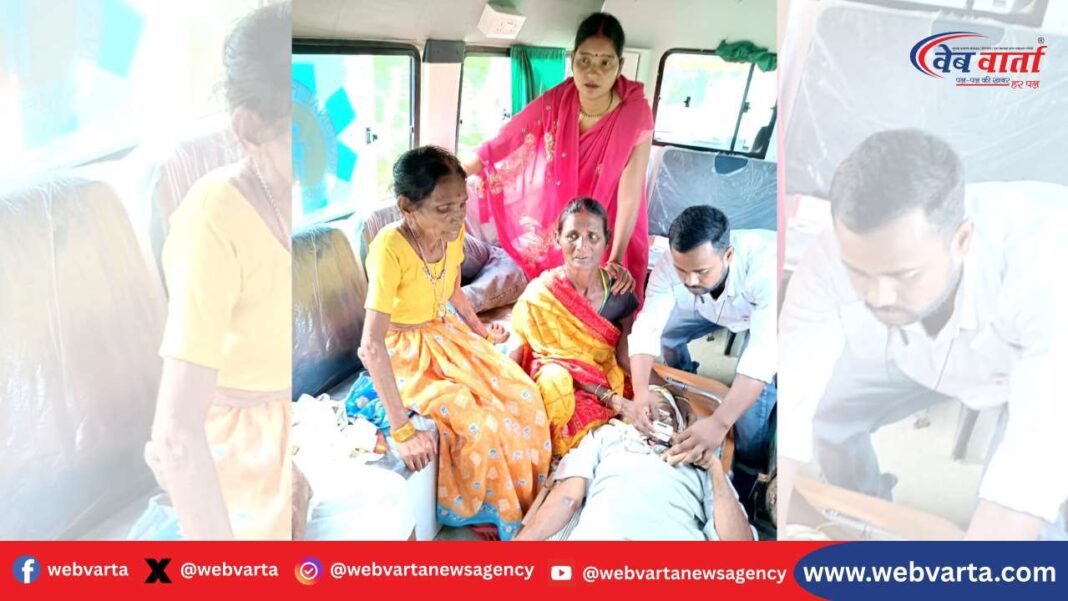 कुशीनगर के कप्तानगंज में ऑटो-बस टक्कर के बाद 108 एंबुलेंस घायलों को अस्पताल ले जाती हुई