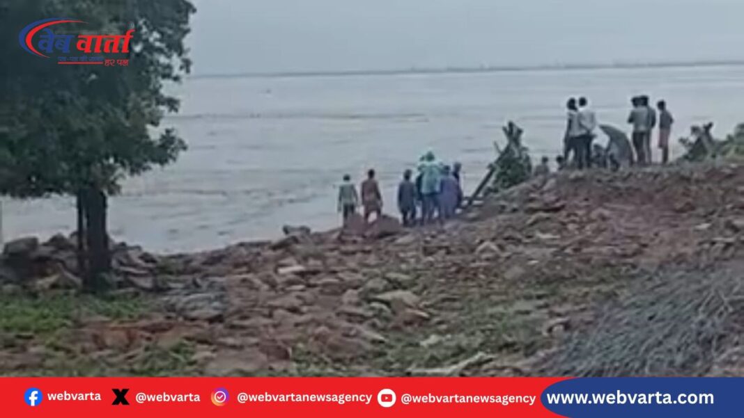 कुशीनगर दियारा क्षेत्र में बढ़ते गंडक नदी जलस्तर से बाढ़ का खतरा, ग्रामीण सतर्क