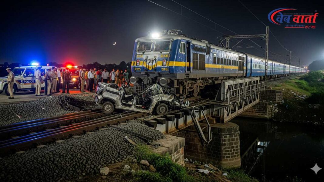 कुशीनगर के खड्डा में गोरखपुर-नरकटियागंज रेलखंड पर ट्रेन से टकराए वाहन के अवशेष, डिरेल होने से बची ट्रेन