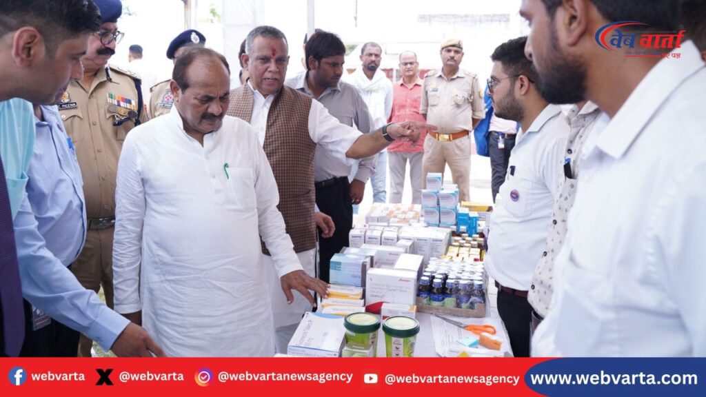 कारागार मंत्री दारा सिंह चौहान लखनऊ जिला कारागार में निःशुल्क स्वास्थ्य शिविर का शुभारंभ करते हुए