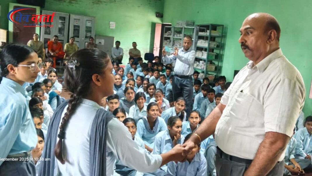 मानसिक स्वास्थ्य सेमिनार में अनिल मलिक छात्रों को संबोधित करते हुए