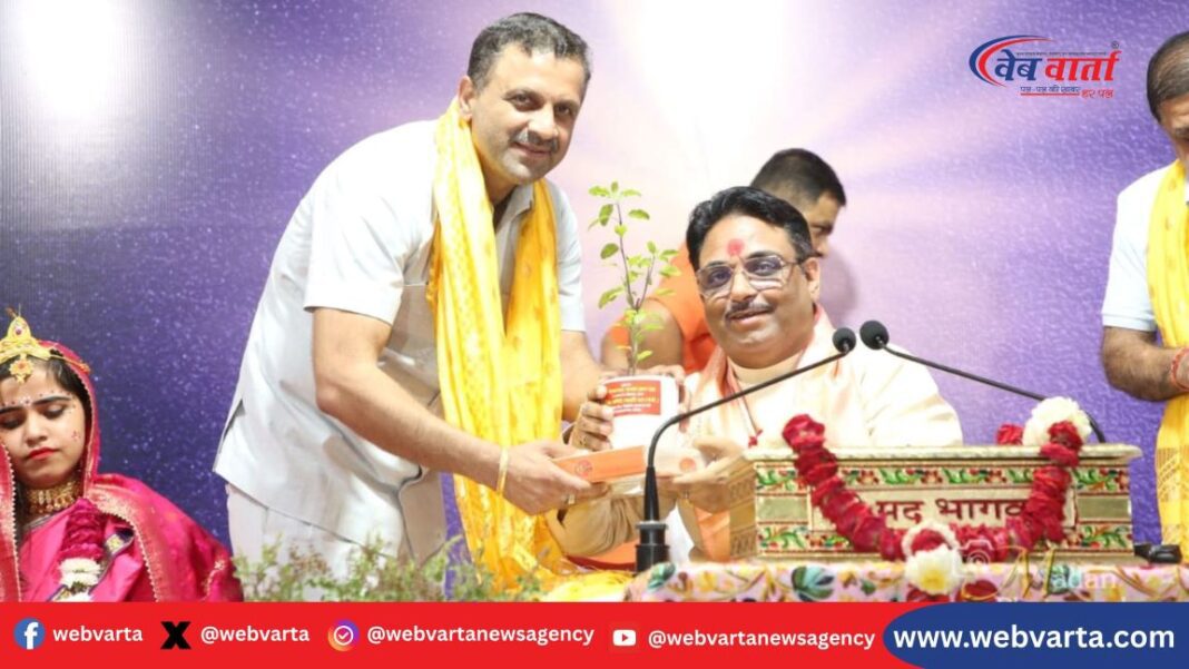 तरुण देवीदास सोनीपत में श्रीमद् भागवत सप्ताह के दौरान संबोधित करते हुए