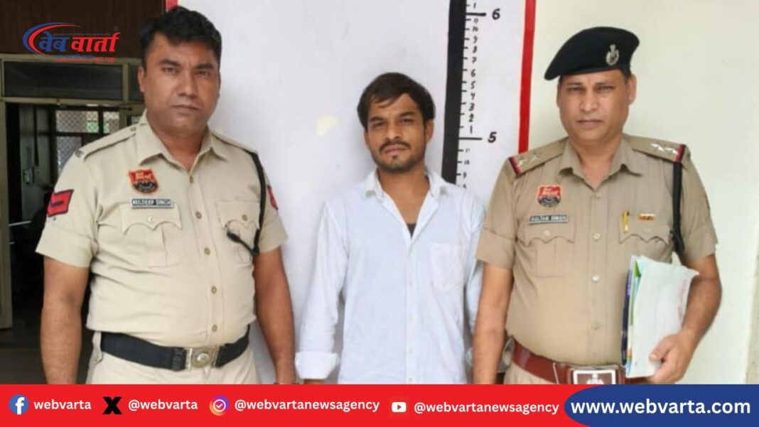 सोनीपत मुरथल पुलिस स्टेशन के बाहर आरोपी सूरज की गिरफ्तारी की तस्वीर, नाबालिग बहन पर चाकू हमला केस