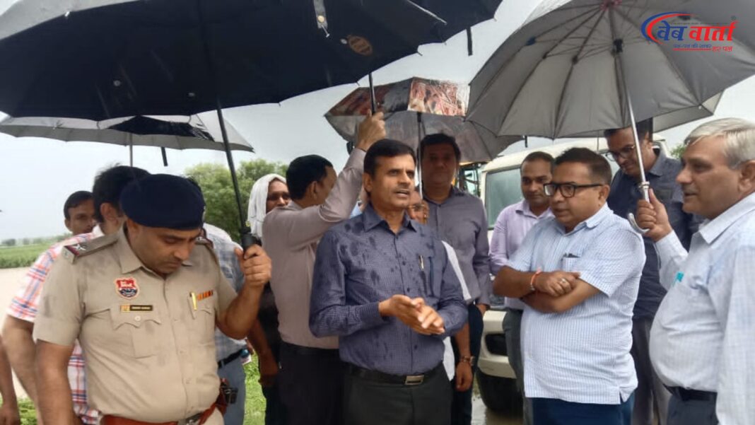 सोनीपत में उपायुक्त सुशील सारवान और अतिरिक्त उपायुक्त लक्षित सरीन यमुना किनारे गांवों का निरीक्षण करते हुए