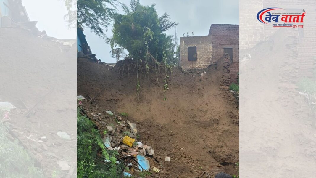 सोनीपत के मोहल्ला कोट में भारी बारिश के कारण ढहे मकानों का मलबा और स्थानीय नेताओं का दौरा