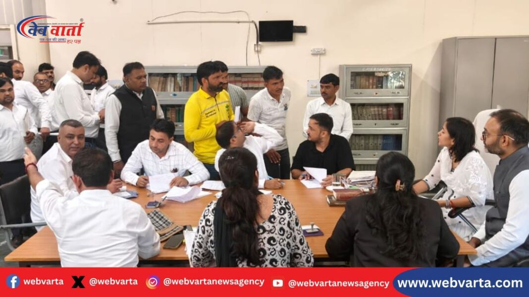 सोनीपत में राष्ट्रीय लोक अदालत 2025 के दौरान न्यायिक बेंच में सुनवाई